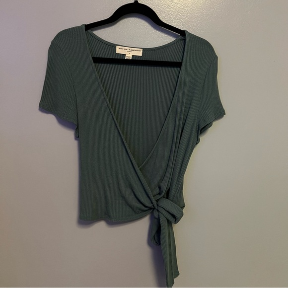 Cross Tie Top - Picture 1 of 5